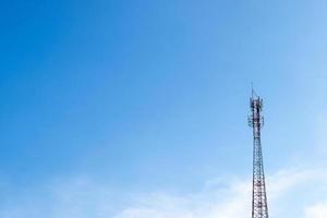 poteau téléphonique avec nuages de ciel bleu et arrière-plan. photo