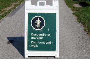 panneau d'information routière installé sur le bord de la route en israël. photo