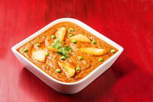 curry de pommes de terre ou aalu masala ou aaloo masala photo
