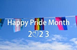 dessin de couleurs arc-en-ciel avec des textes 'happy pride month 2023', concept pour les célébrations de la communauté lgbtqai pendant le mois de la fierté dans le monde entier. photo