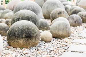 sphère de pierre dans le jardin avec sentier photo