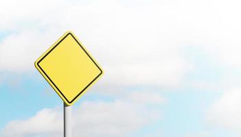 panneau d'avertissement jaune avec fond de ciel. panneau de signalisation vierge. Illustration 3D. photo