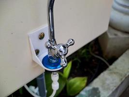 robinet d'eau en métal dans un parc public. photo