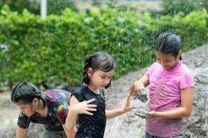 les petites filles s'amusent à jouer dans la boue dans les champs communautaires photo