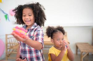 deux petites filles jouant avec de la pâte à modeler photo