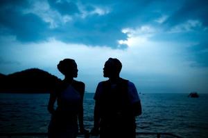 moments heureux de couples interraciaux sur un yacht, le couple a passé sa lune de miel dans l'un des hôtels asiatiques photo