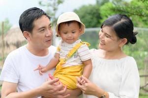 un petit garçon aimé de son père et de sa mère. photo