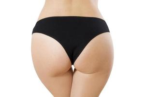 gros plan de femme en culotte de modèle vierge noir isolé. sous-vêtements féminins avec espace de copie et maquette. construction de butin et traitement anti-cellulite. image recadrée. la santé du corps et la forme du corps. photo