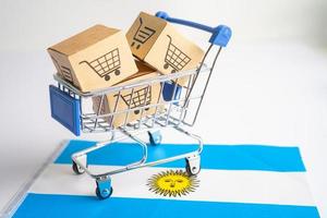 boîte avec logo de panier d'achat et drapeau argentin, import export achats en ligne ou e-commerce service de livraison de financement magasin expédition de produits, commerce, concept de fournisseur. photo