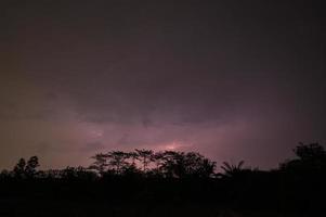 la foudre dans le ciel la nuit photo