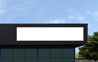 panneau d'affichage sur le bâtiment et fond de ciel bleu avec maquette de fond blanc. chemin de détourage photo