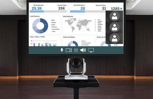 caméra web pour réunion en ligne avec diaporama de présentation maquette sur fond d'écran de projecteur dans la salle de réunion photo