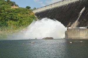 eau de source du barrage khun dan prakarn chon du déversoir. photo