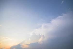 ciel et nuages au coucher du soleil photo