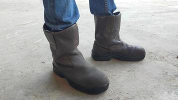 une paire de chaussures de sécurité homme marron et un jean. photo