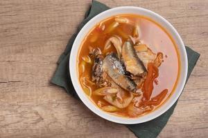 poisson en conserve tom yum dans une tasse. soupe épicée. photo