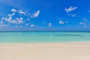 plage de la liberté. gros plan sable blanc, mer bleue calme, ciel ensoleillé. horizon marin. belle nature en plein air pittoresque, rivage de l'océan méditerranéen tropical. belle côte tranquille, paradis insulaire relaxant. photo