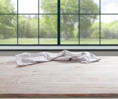 serviette blanche, nappe sur maquette de terrasse en bois. fond intérieur de cuisine photo