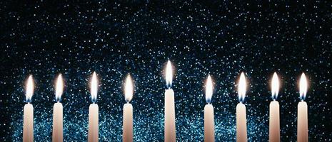 bougies de Hanoucca. candélabre traditionnel avec des bougies allumées sur fond noir. célébrer la fête juive religieuse. photo