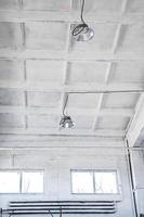 lampes led sur plafond blanc dans un bâtiment industriel. photo