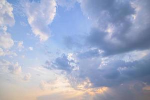 ciel et nuages dans la lumière du soir photo