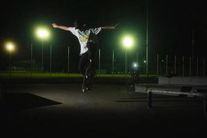 Augsburg, Allemagne, 2020 - jeune homme faisant du skate dans un parking la nuit photo