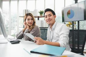 équipe réussie de nouvelles personnes en démarrage d'entreprise travaillant ensemble dans un bureau créatif, heureuse euphorique fière gagnante professionnelle asiatique masculine et féminine se sentent ravies photo