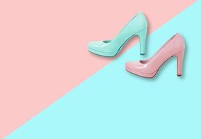 chaussures roses féminines de mode avec des talons. conception décontractée de chaussures pour femmes isolée sur fond bleu avec espace libre pour le texte. photo