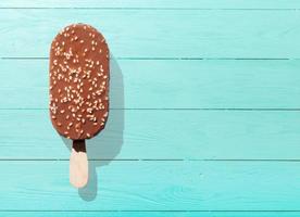 Gros plan de bâtonnets de crème glacée sur fond de bois rustique bleu photo