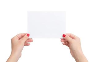 papier a6 blanc dans les mains de la femme. position horizontale. feuille vierge pour la présentation de la copie. fond isolé photo