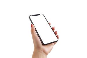 smartphone avec encoche en gros plan de la main de la femme. écran isolé et arrière-plan en blanc pour la présentation de l'application photo