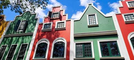 maisons colorées d'holambra avec vue sur la rue de la ville photo