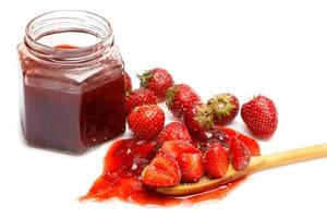 pot de confiture et fraises sur fond blanc photo