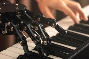 humain avec prothèse de main neurale jouant du piano photo