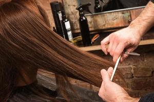 gros plan du coiffeur pendant le travail avec le client photo