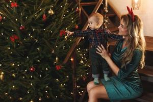 une mère heureuse et son mignon petit fils célèbrent noël ou le nouvel an. photo