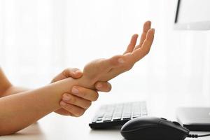 mains féminines avec douleur au poignet à cause du syndrome du canal carpien photo