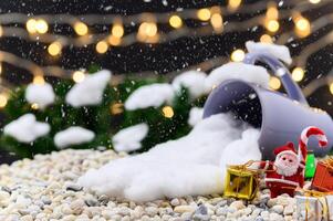 fond de noël avec tasse et objets miniatures photo