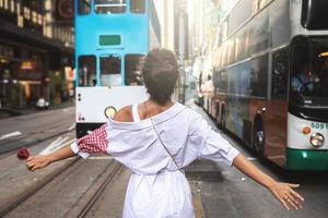 femme élégante marchant le long de la rue de la ville de hong kong photo