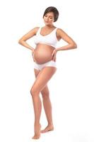 jeune et belle femme enceinte sur fond blanc photo