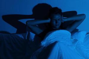 femme souffrant d'insomnie à cause de bruits forts photo