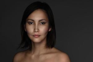 portrait de jeune et belle femme asiatique photo