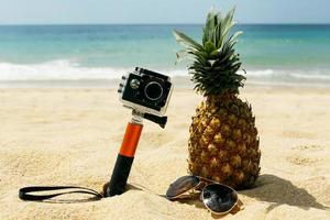 ananas, lunettes de soleil et caméra d'action photo