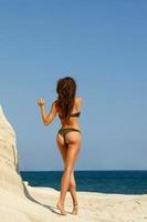 belle femme sur la plage à côté de falaises blanches photo