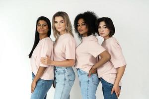 groupe de femmes de différentes ethnies. diversité multiculturelle et amitié. photo