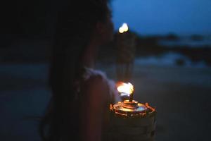 gros plan sur une torche en bambou sur la plage photo