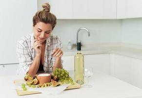 jeune jolie femme prête à manger son délicieux yaourt grec aux figues photo