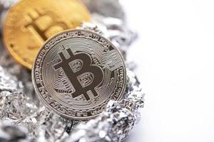 gros plan de bitcoin sur la surface de la feuille photo