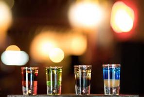 Verres à liqueur colorés sur un bar