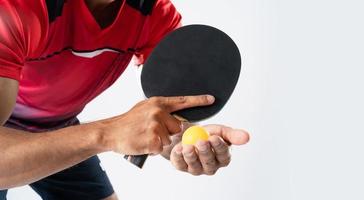 portrait d'athlète masculin sportif jouant au tennis de table isolé. photo